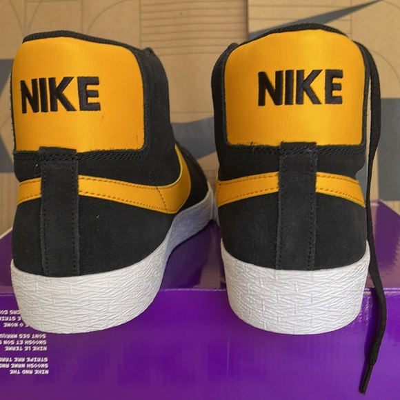 Nike SB ZOOM BLAZER MID Black/University Gold-Black WMNS - Picture 14 of 16